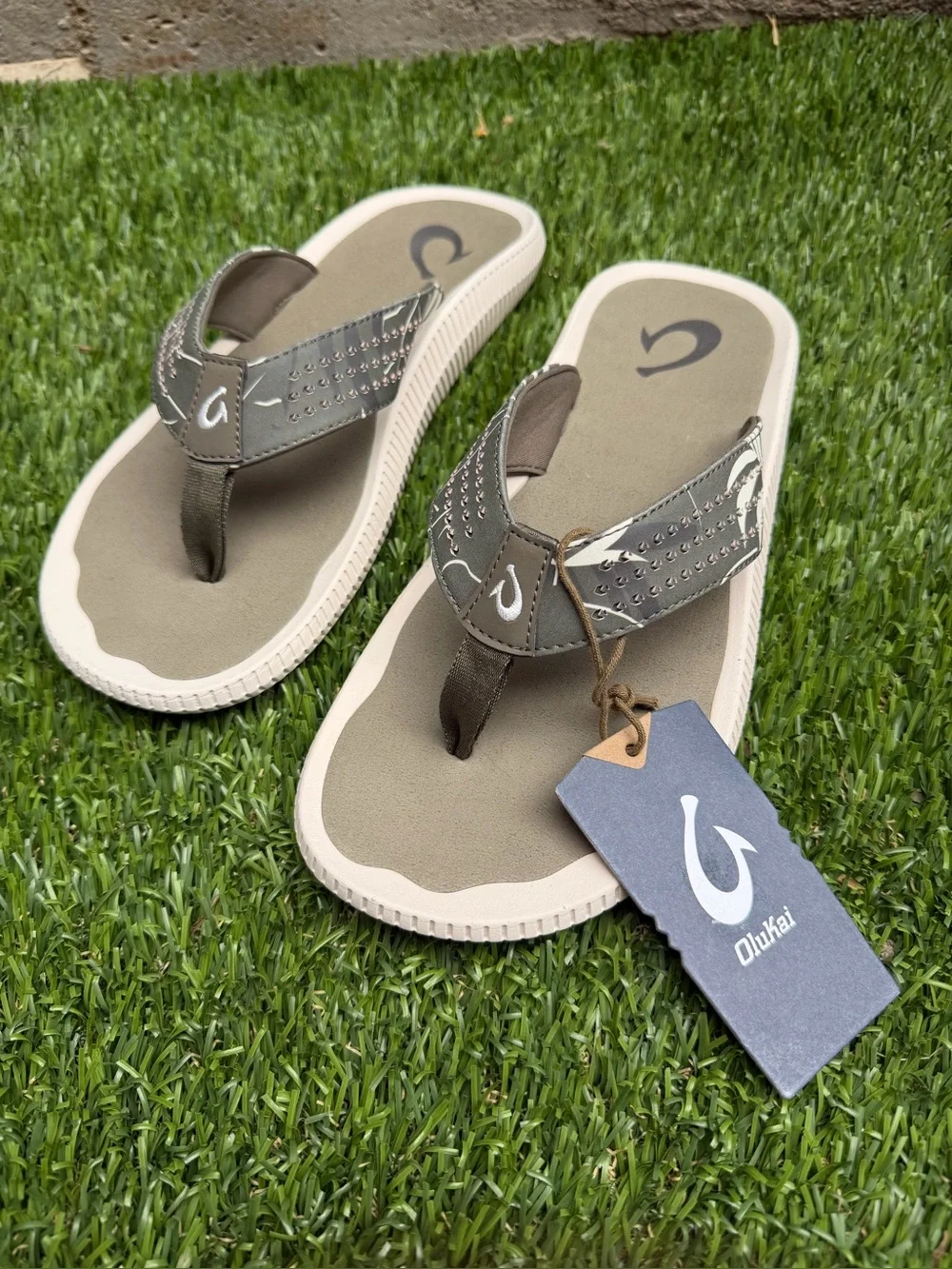 OluKai Ulele Flip Flop Sandals - Men’s Size 10 - NWT - Super Rare Colorway